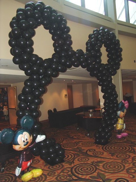 mickey-head-balloon-arch