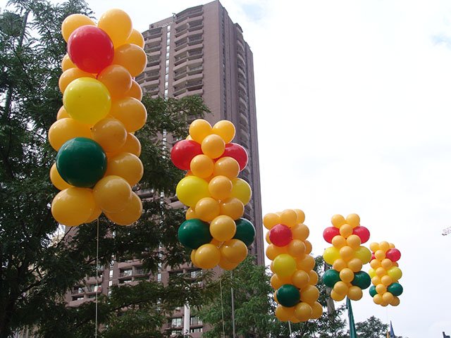 traffic-light-balloons-in-denver