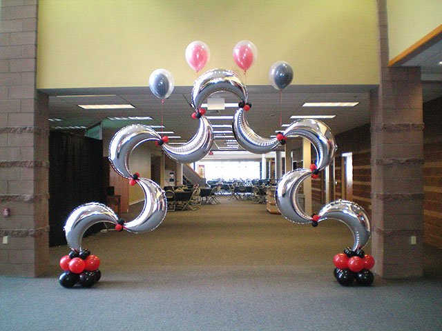 unusual-balloon-arch